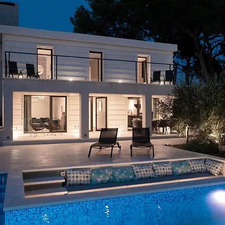 Seafront Serenita Villa *