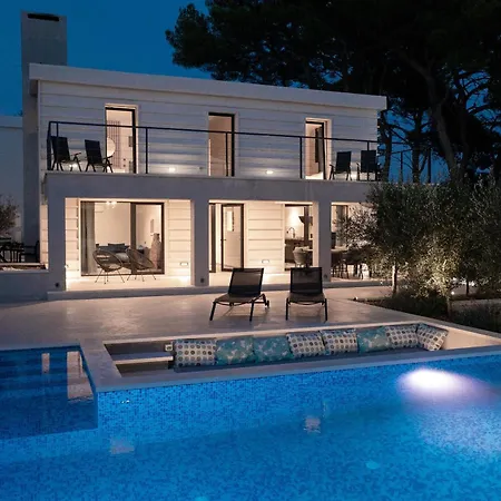 Seafront Serenita Villa Sumartin