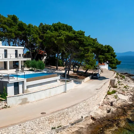 Villa Seafront Serenita *