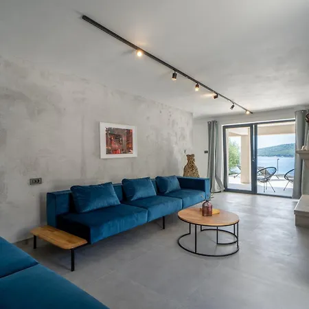 Seafront Serenita Villa Sumartin