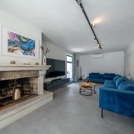 Seafront Serenita Villa Sumartin