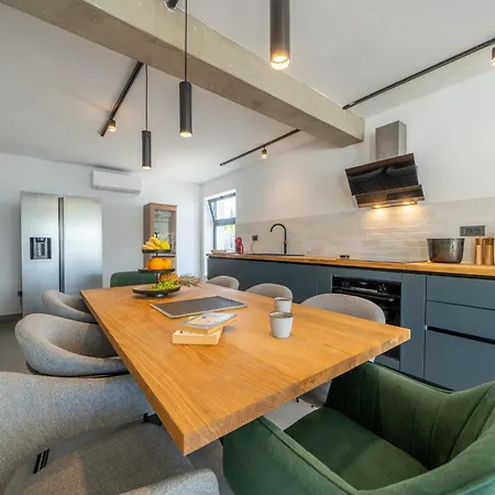 Villa Seafront Serenita Sumartin