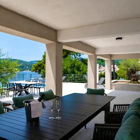 Seafront Serenita Villa *