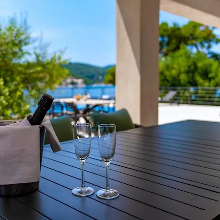 Villa Seafront Serenita *