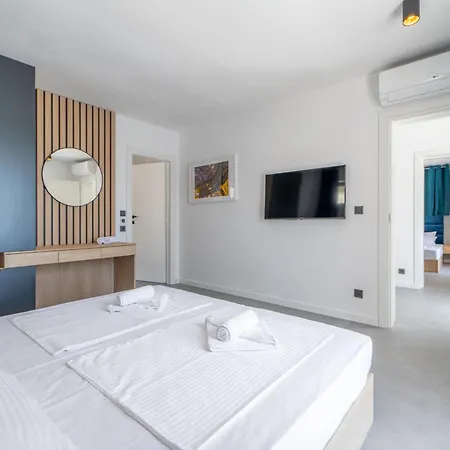 Seafront Serenita Villa *
