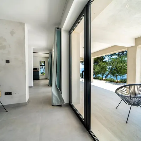 Villa Seafront Serenita Sumartin