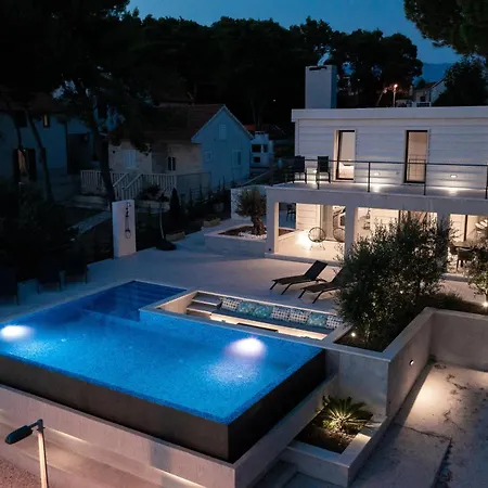 Seafront Serenita Villa *