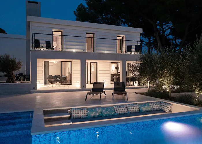 Seafront Serenita Villa *
