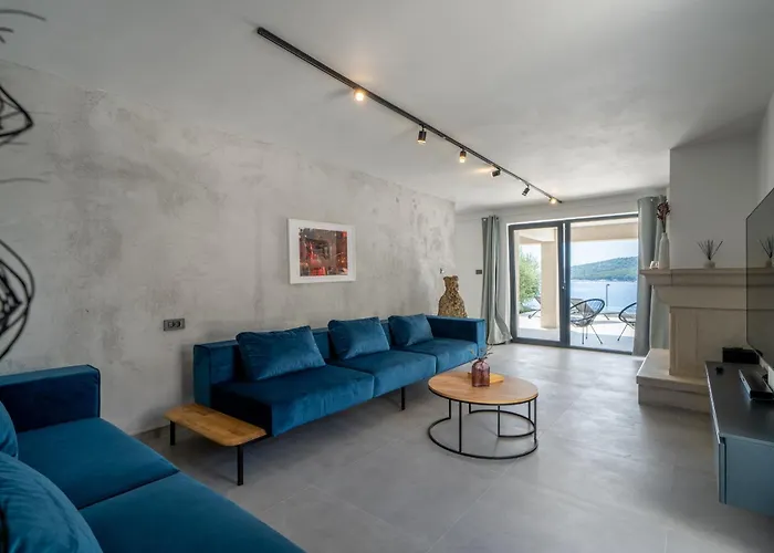 Seafront Serenita Villa Sumartin