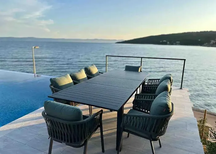 Villa Seafront Serenita Sumartin