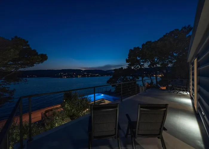 Seafront Serenita Villa *