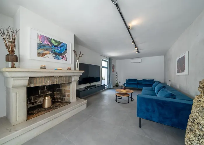 Seafront Serenita Villa Sumartin