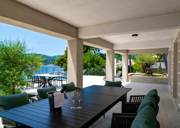 Seafront Serenita Villa *