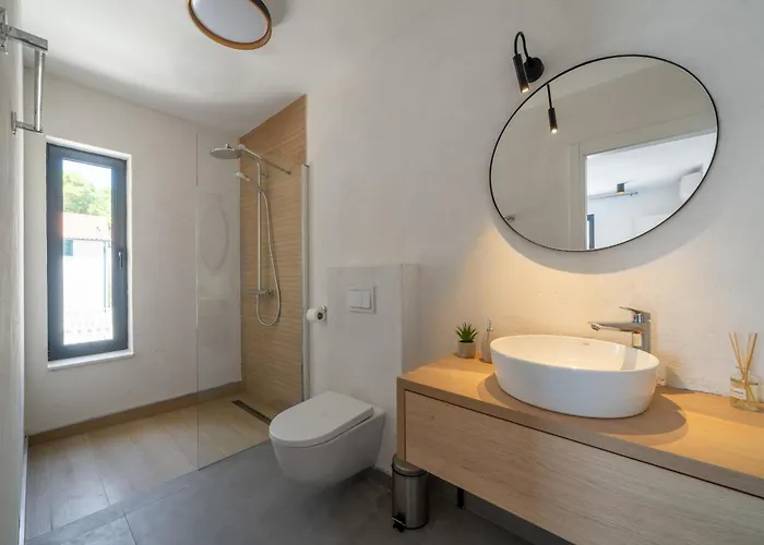 Seafront Serenita Villa Sumartin