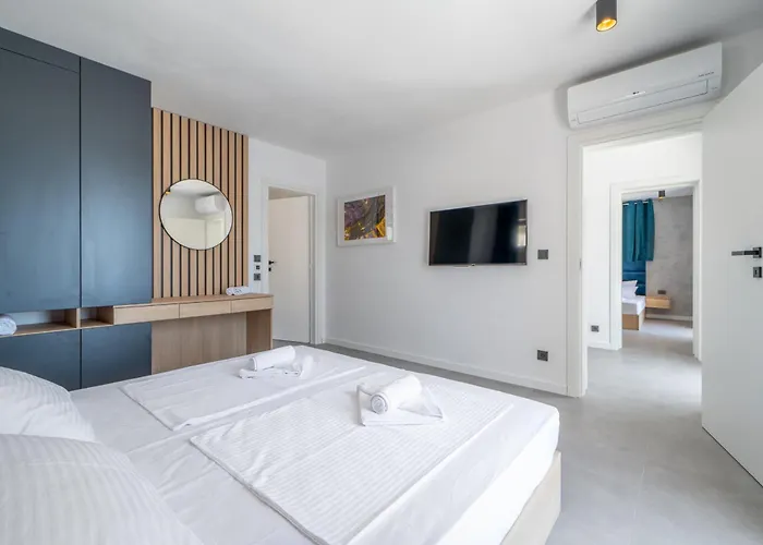 Seafront Serenita Villa *