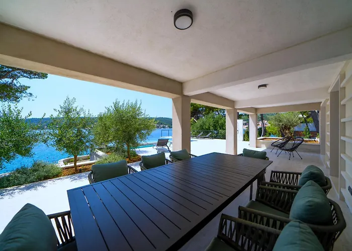 Villa Seafront Serenita Sumartin