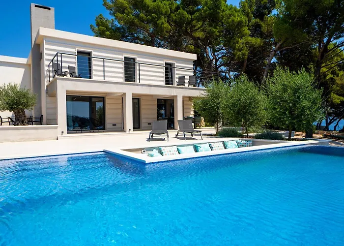 Seafront Serenita Villa *