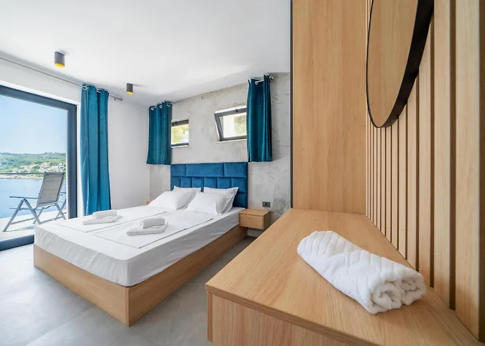 Seafront Serenita Villa Sumartin