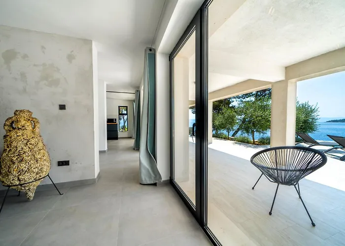 Villa Seafront Serenita Sumartin