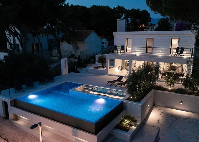 Seafront Serenita Villa *
