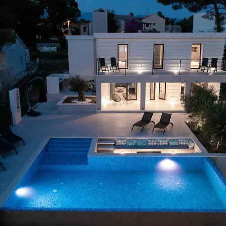 Villa Seafront Serenita Sumartin