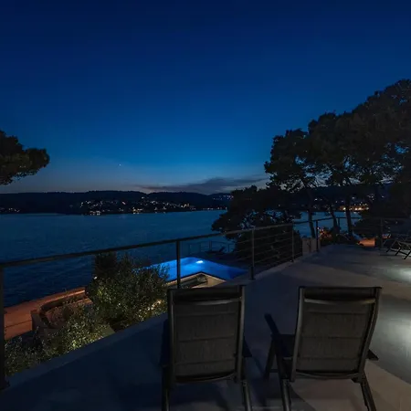 Seafront Serenita Villa *