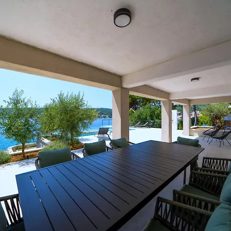 Villa Seafront Serenita Sumartin