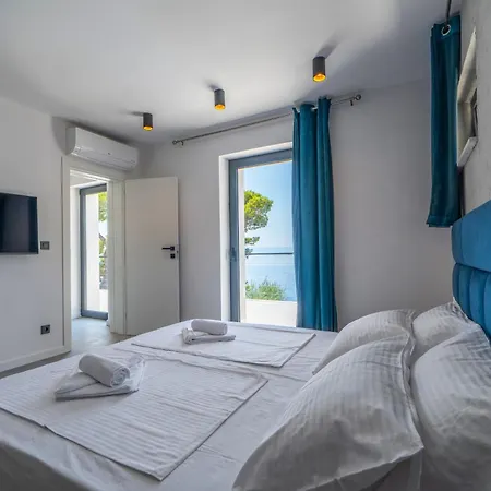 Seafront Serenita Villa Sumartin