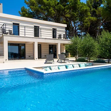 Seafront Serenita Villa *